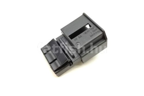 VW 1.5 nem szigetelt 5 lábú csatlakozó anya